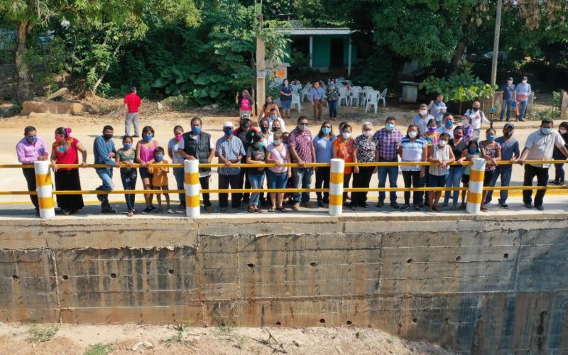 Un socavón derribó un muro de contención; la presente administración lo construyó de nuevo, con pavimento, banquetas y barandal.