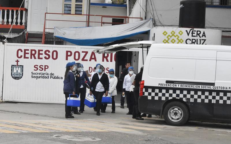 Las acciones se llevaron a cabo la mañana de este lunes, en donde respetando los protocolos de seguridad, tanto a internas como a internos, les fue aplicada la dosis a través de la cual es posible prevenir el desarrollo o un daño severo en contra de esta enfermedad.