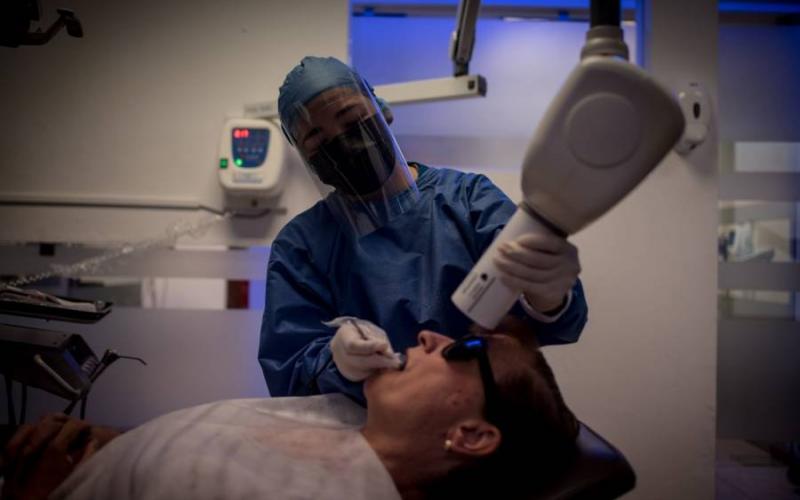 Estudio: En dos minutos, pastas dentales hacen frente al Covid-19