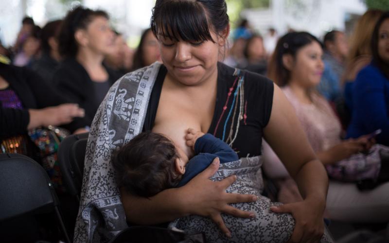 Determinan que amamantar en público implica un ejercicio a la alimentación