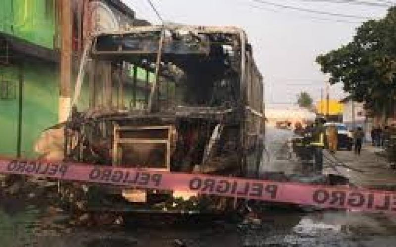 Grupo de personas no identificadas, incendian autobuses en Coatzacoalcos