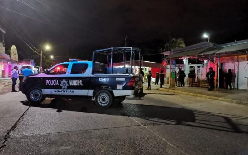 Al lugar llegaron paramédicos  de la Cruz Roja quienes confirmaron la muerte del joven que quedó  tirado en la entrada del negocio.