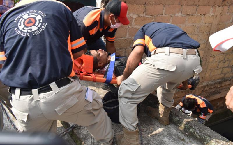 Un hombre cae a canal de aguas negras en barrio La Palma de Acayucan