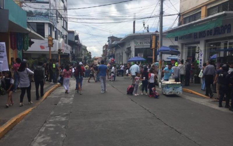  Habitantes de Xalapa ignoran riesgo COVID, calles lucen aglomeradas