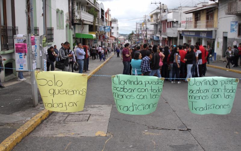 Protestan vendedores establecidos de la Plaza Clavijero