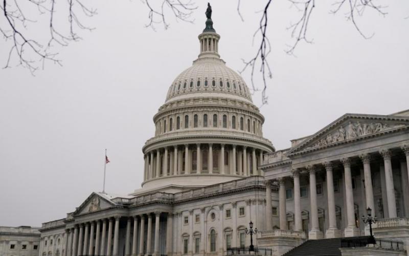 Washington. Altos negociadores en el Capitolio concretaron ayer un acuerdo sobre un paquete de apoyo por casi un billón de dólares para contrarrestar los efectos económicos del Covid-19