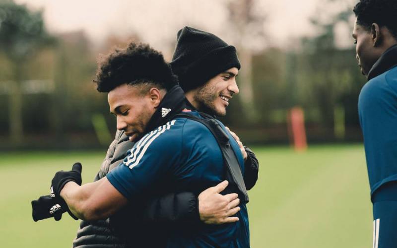 Raúl Jiménez visitó el entrenamiento del Wolves a días de haber sido operado