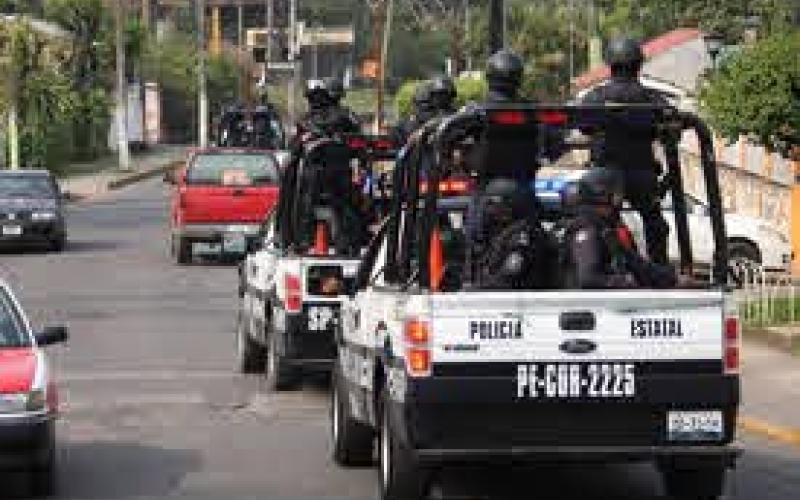 Cerca de las 2:00 de horas de este domingo trascendió que sujetos desconocidos colgaron el torso en un puente de la autopista México-Córdoba,