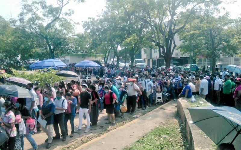 Largas filas en la entrega de apoyos a damnificados en Tabasco