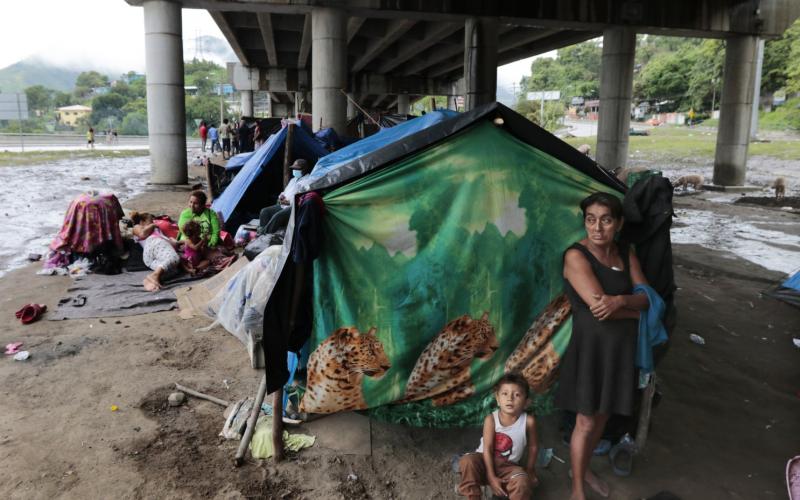 Huracanes orillan a miles a vivir en calles de Honduras