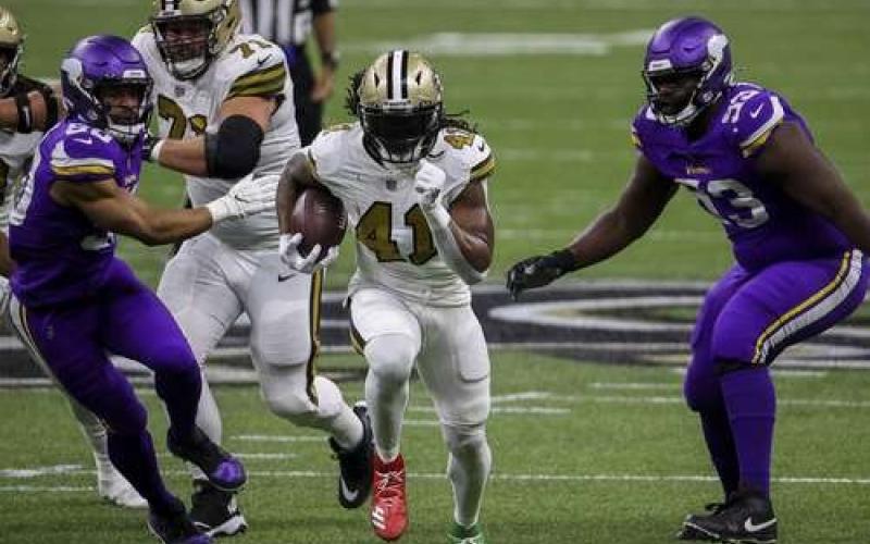 El corredor Alvin Kamara (centro) consiguió seis anotaciones por tierra e igualó una marca impuesta hace 91 años en la NFL.