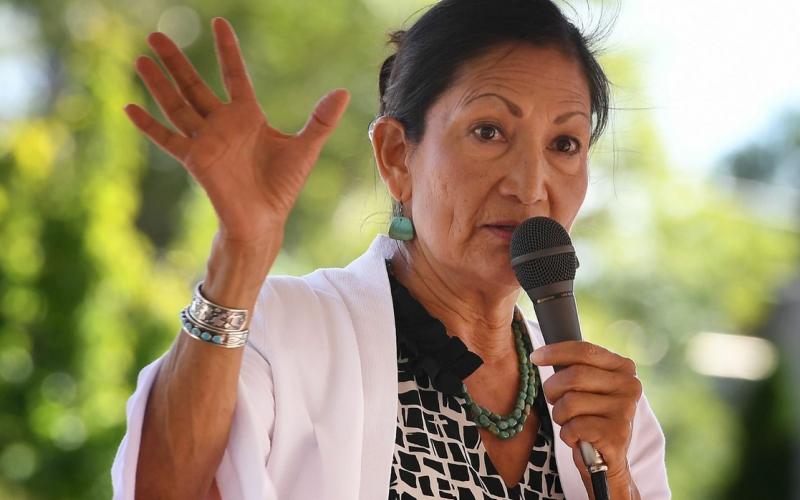 Deb Haaland, diputada federal por Nuevo México y nominada por el presidente electo, Joe Biden, a ocupar la Secretaría del Interior