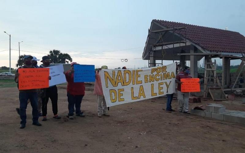 Los inconformes también protestaron debido a que llevan nueve meses esperando seguro médico.