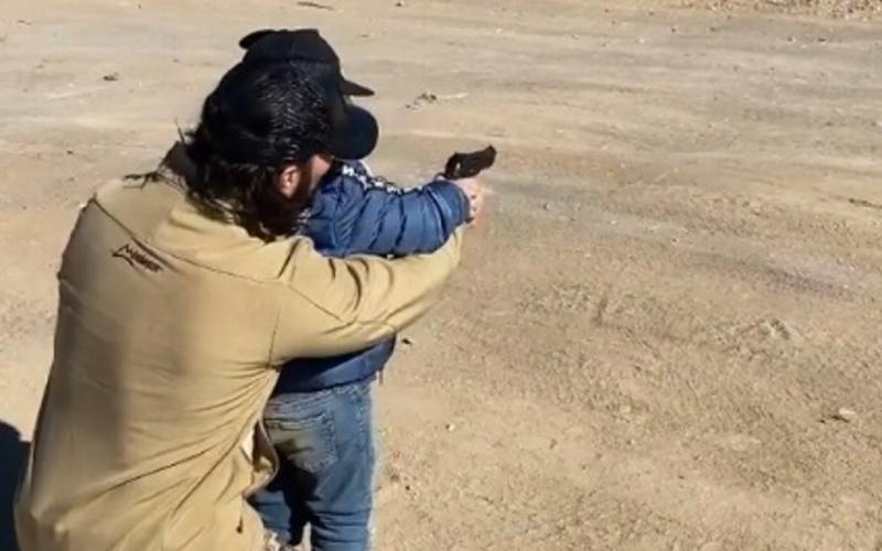Critican a Poncho de Nigris por enseñar a hijo de 4 años a disparar