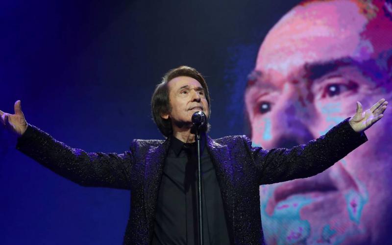 Tras la pandemia el cantante Raphael reúne en España a más de 5 mil personas 