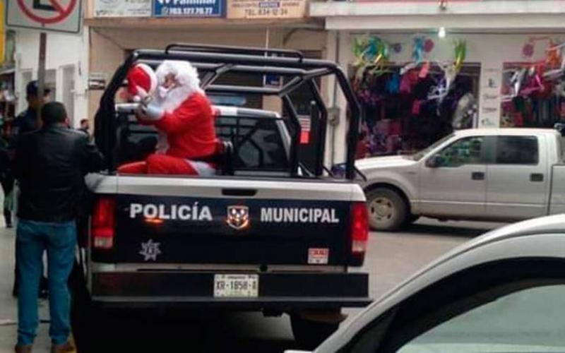 Papá Noel fue subido a la patrulla para ser trasladado al cuartel.