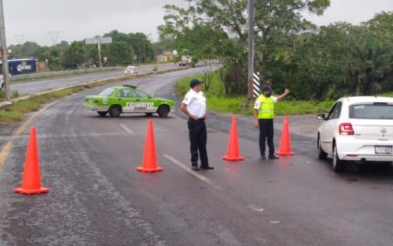  Se derrumban torres eléctricas tras fuertes vientos en la carretera Coatza-Mina