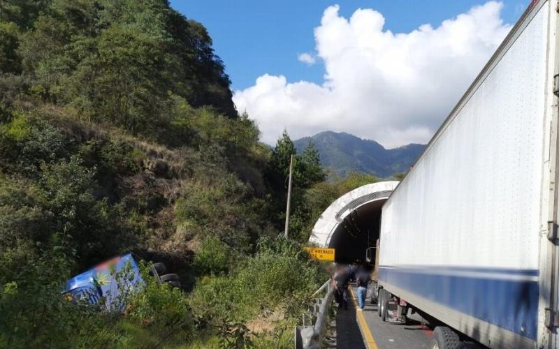 Autobús vuelca en autopista Puebla-Córdoba; hay varios lesionados