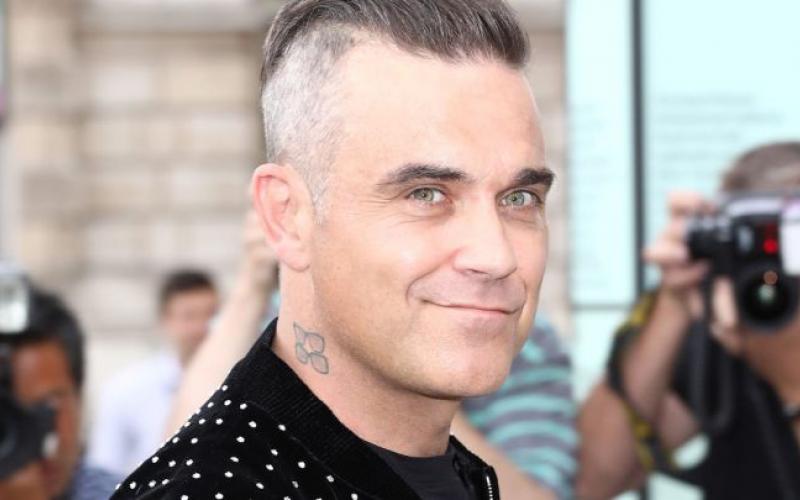 Robbie Williams revela que por poco muere por una dieta de pescado