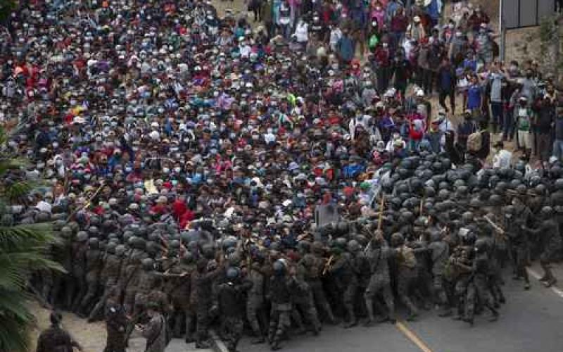 El ejército guatemalteco contuvo ayer el paso de decenas de miles de migrantes en el cruce fronterizo con Honduras de Vado Hondo.