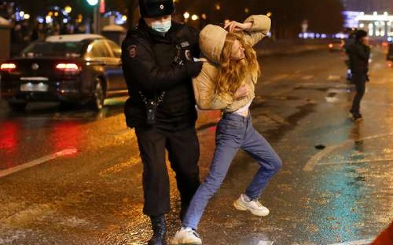 Alrededor de 15 mil personas se congregaron alrededor de la plaza Pushkin, en Moscú, donde varios participantes fueron arrastrados por la policía antimotines hacia vehículos de detención.