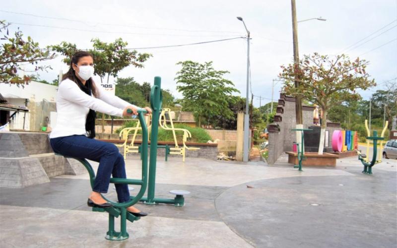 Continúan espacios recreativos en Otula, alcaldesa instalar gimnasio al aire libre