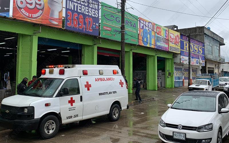 Un asaltante ingresó a la tienda “Gersa”, amenazó a los presentes con arma de fuego, los despojó de sus pertenencias, una mujer de identidad desconocida se resistió y el delincuente le disparó en la pierna para después huir de la escena.