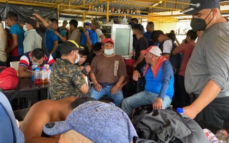 Los viajeros iban a bordo de un tráiler con razón social Paquetepress y fueron detectados a la altura del municipio de Moloacán en la caseta de cobro del puente Coatzacoalcos II Antonio Dovali Jaime.