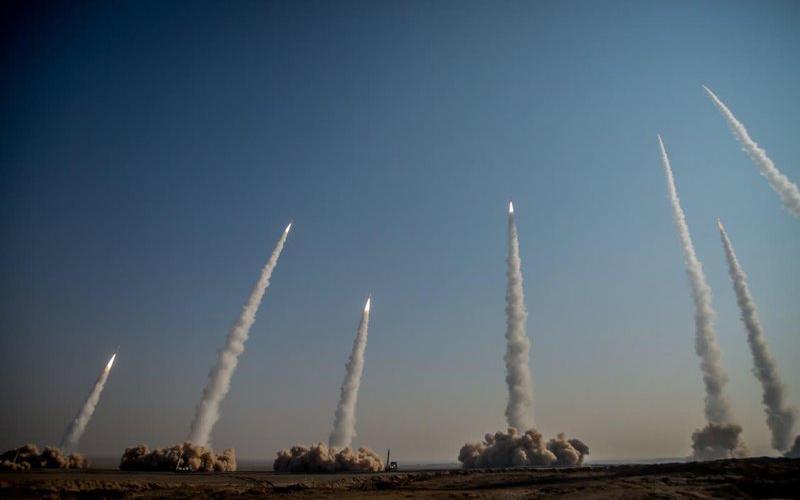 En la primera fase de las maniobras del viernes, la división aeroespacial de la Guardia lanzó varios misiles balísticos tierra-tierra contra bases enemigas simuladas