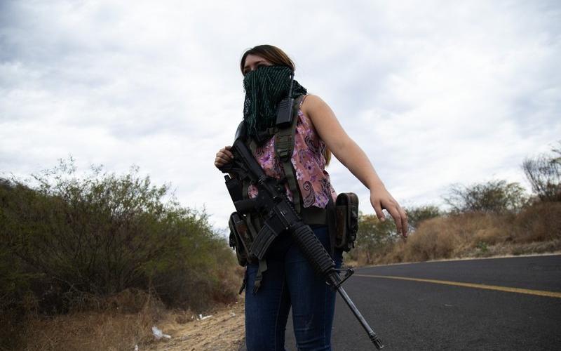 Algunas de las más de 40 mujeres están embarazadas, mientras que otras llevan a sus niños pequeños a las barricadas