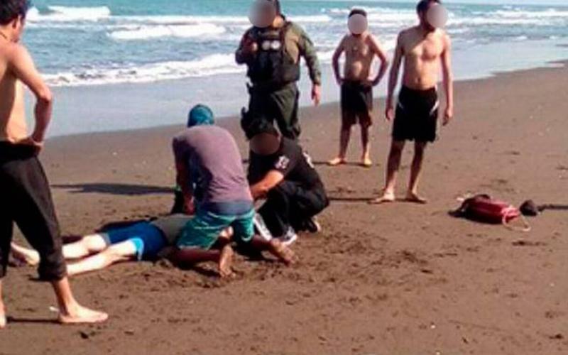 El hombre, identificado como Valentín, de 62 años, se metió al mar, a pesar del oleaje y de los avisos colocados por las autoridades, incluidas banderas rojas