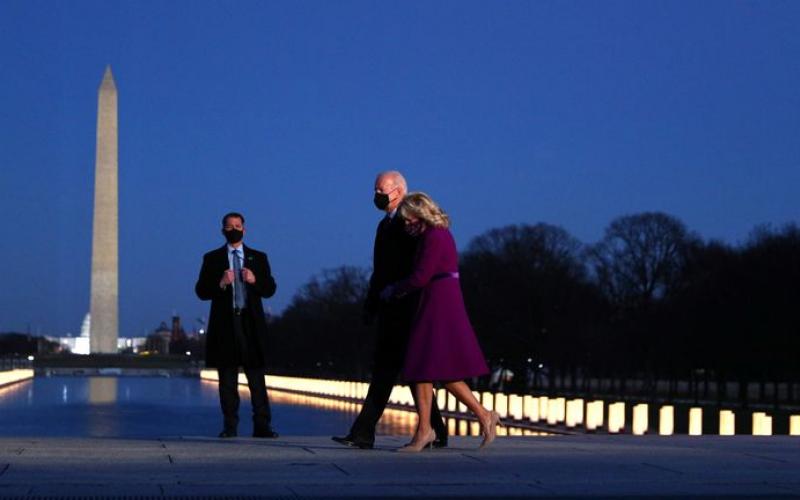  Joe Biden y Kamala Harris rinden homenaje a víctimas del COVID-19 en EU