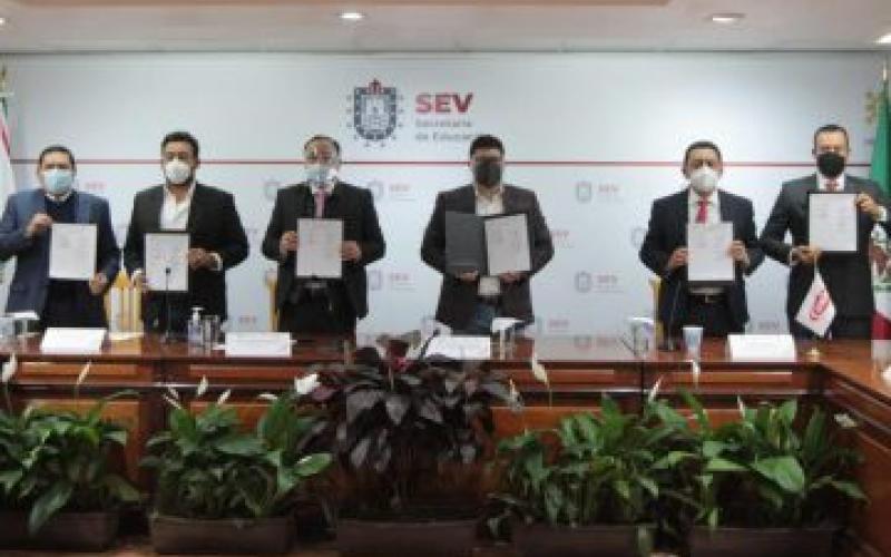 Firman un acuerdo la SEV y CMIC para estudiantes de instituciones publicas y privadas