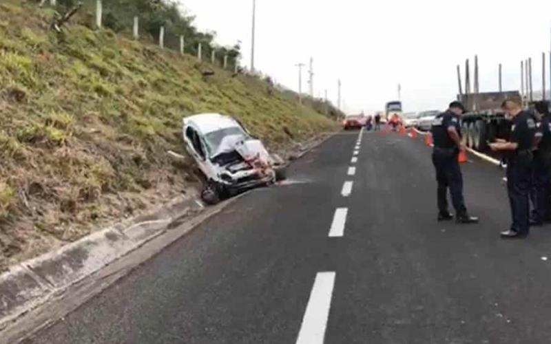   Fallecen dos personas tras volcar auto en autopista Cardel-Veracruz