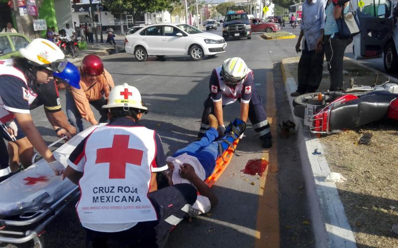 Motociclista atropella a pareja y es impactado por auto sobre autopista Veracruz-Cardel