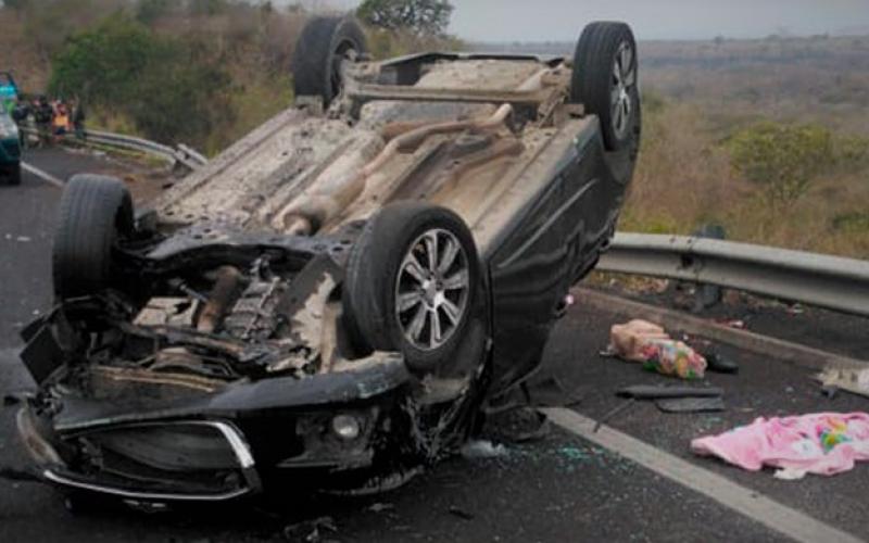 De acuerdo con el reporte de grupos de emergencia, el vehículo se conducía con aparente exceso de velocidad