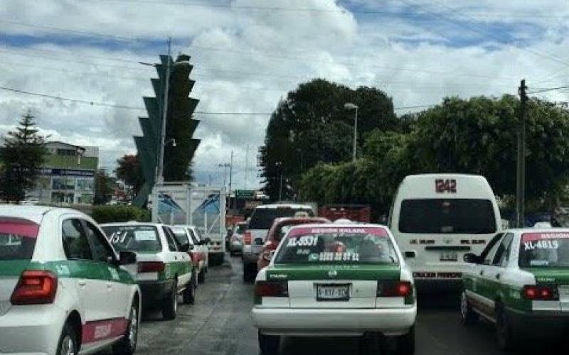 Taxistas en Xalapa operan como colectivos ante la complacencia de autoridades estatales