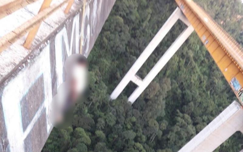 Encuentran a hombre sin vida colgado en puente de Metlac, en Veracruz