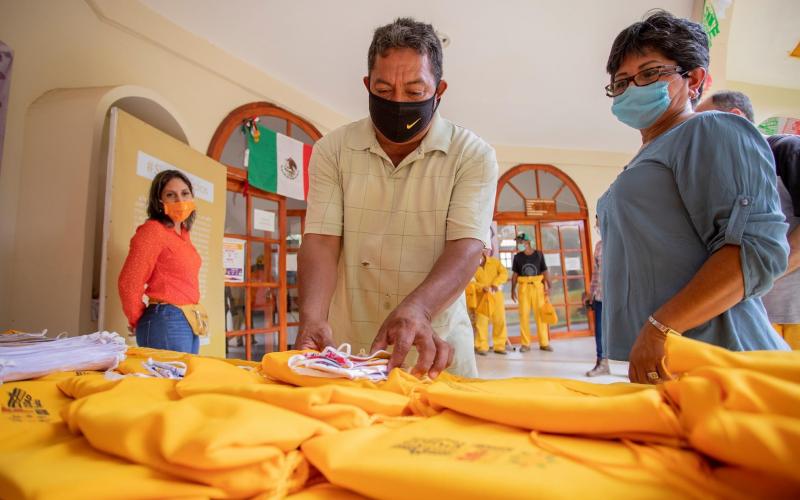 En Acayucan el DIF permanece entregando apoyos escolares para la niñez de la entidad