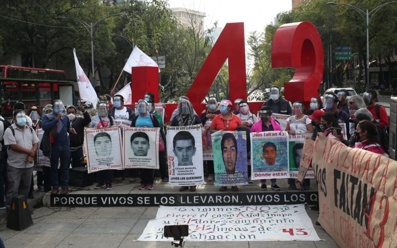 Padres de los 43 normalistas desaparecidos y organizaciones solidarias participaron en la Acción por Ayotzinapa en el antimonumento en la avenida Reforma, el 26 de enero de 2021.