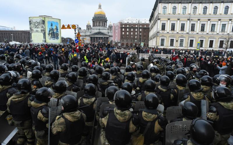 La policía bloquea el paso de manifestantes que demandan la liberación del líder opositor Alexei Navalny, en San Petersburgo, el 31 de enero de 2021.