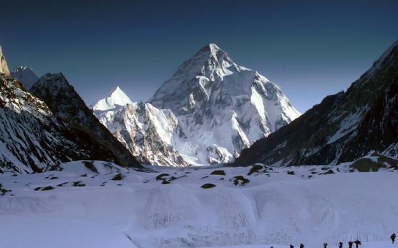 El K2 es una montaña de gran dificultad. Más de 80 alpinistas han muerto intentando el ascenso, y unos 450 han logrado pisar la cima.