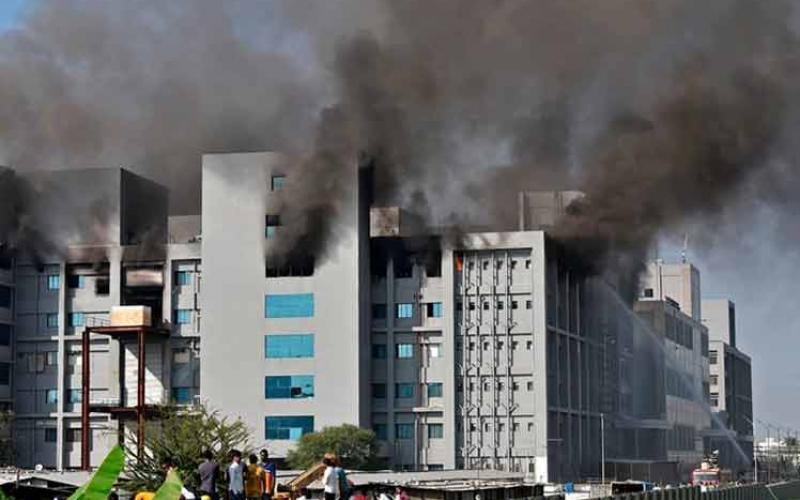 Cinco cadáveres fueron hallados entre las ruinas del edificio luego que los bomberos lograron apagar las llamas, indicó Murlidhar Mohol, alcalde de Pune en el estado de Maharashtra