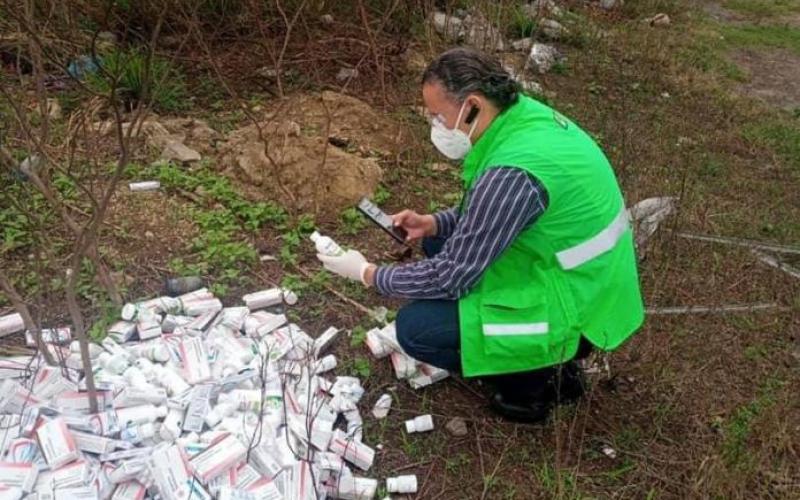 Localizan medicamentos caducados tirados en Veracruz