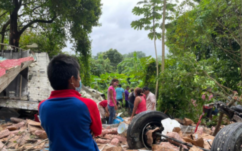  Realizan rapiña vecinos de Cosoleacaque, luego de un accidente trailero