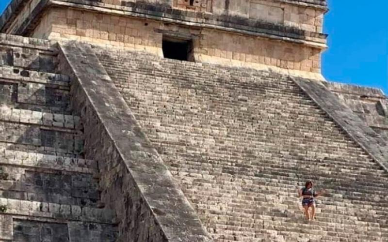  Femenina se viraliza luego de burlar la seguridad y subir la pirámide de Chichen-Itza