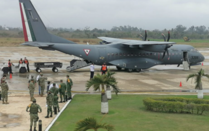 Aterriza avión con otro lote de vacunas COVID para hospitales de Xalapa