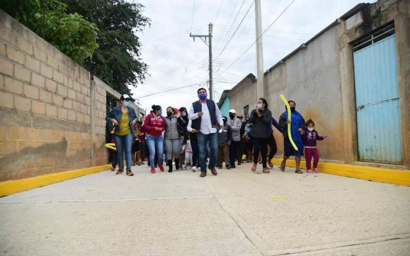 En Sayula de alemán el gobierno municipal entrega pavimentación y servicios básicos