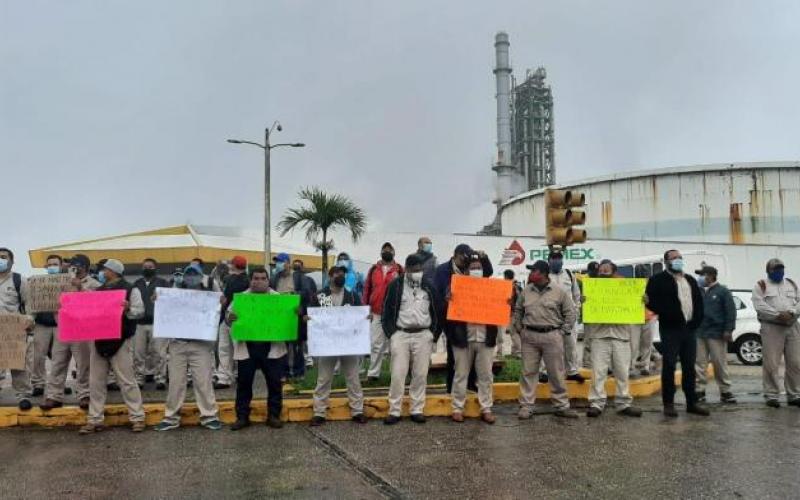 Trabajadores petroleros en Coatzacoalcos exigen se activen sus contratos