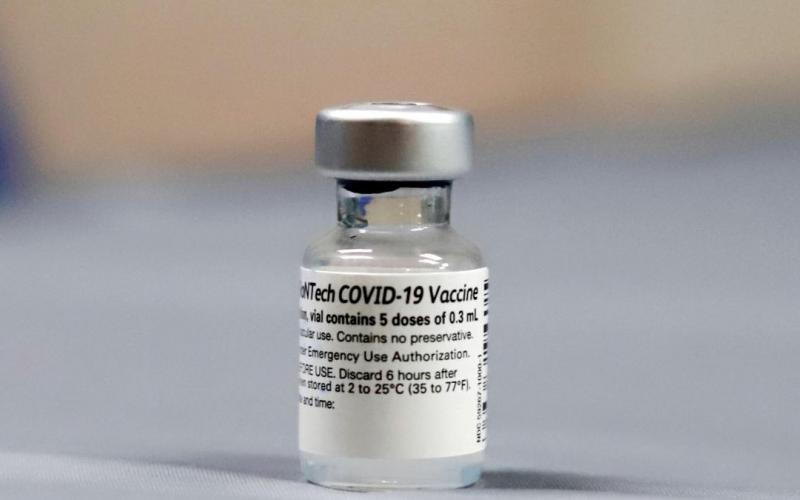 El Gobierno británico emitió una guía para los médicos de la Seguridad Social en la que consideraba "razonable" recibir una dosis de otra vacuna si la primera no estaba disponible para la segunda administración